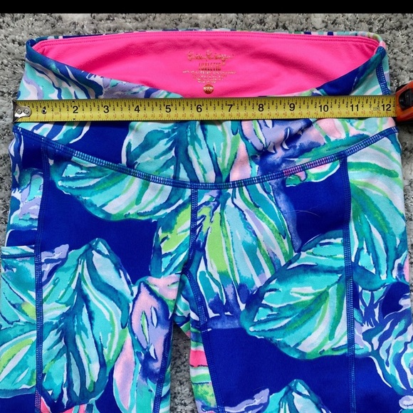 Lilly Pulitzer Weekender Crops - Picture 3 of 5